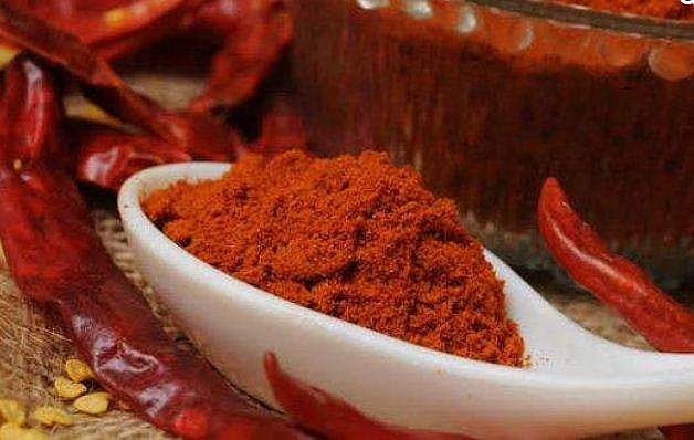 നടപടി തൃപ്തികരമല്ല, വനിതാ കമ്മിഷന് നേരെ വയോധിക മുളകുപൊടി എറിഞ്ഞു