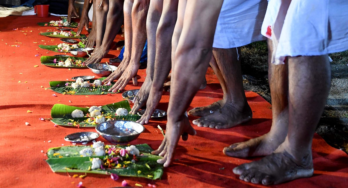 പിതൃമോക്ഷം തേടി ഭക്തര്‍; മണപ്പുറത്ത് ആയിരങ്ങള്‍ ബലിതര്‍പ്പണം നടത്തി-വിഡിയോ