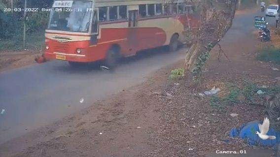 ബൈക്കിലിടിച്ച് തെറിച്ചുവീണു; കെഎസ്ആര്‍ടിസി ബസിനടിയില്‍ കുടുങ്ങി സൈക്കിള്‍; ആണ്‍കുട്ടിയുടെ അത്ഭുതരക്ഷപ്പെടല്‍