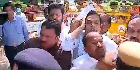 ഡല്‍ഹിയില്‍ യുഡിഎഫ് എംപിമാര്‍ക്ക് നേരെ പൊലീസ് കയ്യേറ്റം; ഹൈബിയുടെ മുഖത്തടിച്ചു