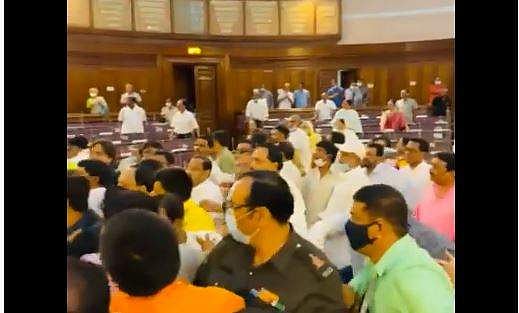 എംഎല്‍എയുടെ മൂക്കിടിച്ച് പൊട്ടിച്ച് പ്രതിപക്ഷ നേതാവ്; ബംഗാള്‍ നിയമസഭയില്‍ കയ്യാങ്കളി, അഞ്ച് ബിജെപി അംഗങ്ങള്‍ക്ക് സസ്‌പെന്‍ഷന്‍