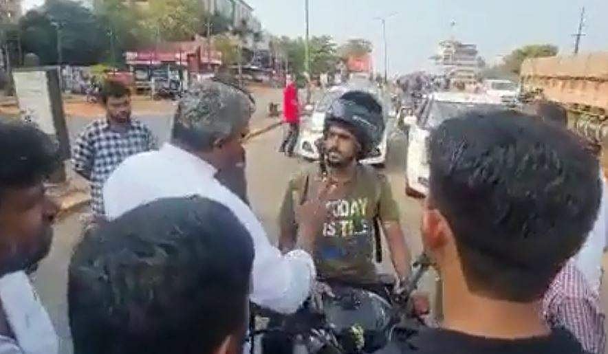 'നീ അംബാനിയല്ലേ', എന്നാല്‍ പൊക്കോ...'; ബൈക്കിലെത്തിയ യുവാവിനെ തടഞ്ഞ് സമരാനുകൂലികള്‍ (വീഡിയോ)