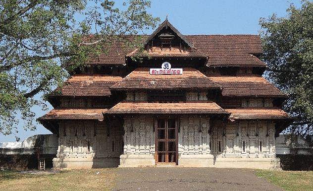 100 പവന്റെ പൊന്നാനയും ഒരു കോടി രൂപയും; വടക്കുംനാഥന് പ്രവാസി ഭക്തന്റെ കാണിക്ക