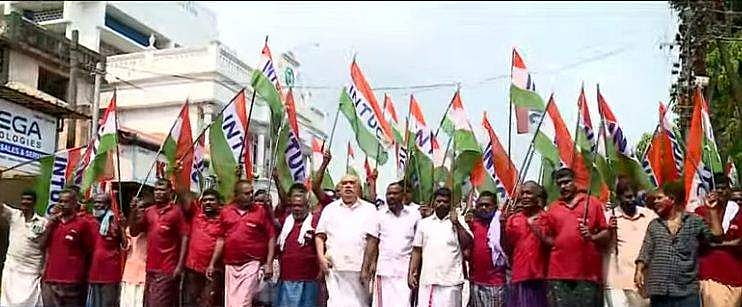വിഡി സതീശന് എതിരെ ഐഎന്‍ടിയുസി; പ്രതിഷേധ മാര്‍ച്ച്, തെരുവില്‍ മുദ്രാവാക്യം വിളി 