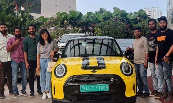 കറുപ്പ് മാറ്റി മഞ്ഞ നിറം നൽകി, ഇലക്ട്രിക് മിനി കൂപ്പർ സ്വന്തമാക്കി മഞ്ജു വാര്യർ