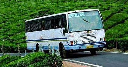 ബസ് കുഴിയിൽ ഇറങ്ങി; സ്ഥലപ്പേര് എഴുതിയ ബോർഡ് ഇളകി തലയിൽ വീണു; കെഎസ്ആർടിസി യാത്രക്കാരിക്ക് പരിക്ക്
