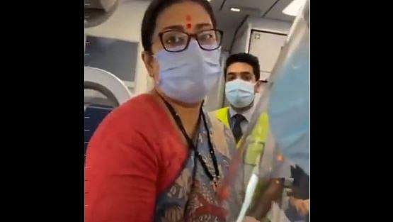 ഇന്ധനവില വര്‍ധന: വിമാനത്തിനുള്ളില്‍ കേന്ദ്രമന്ത്രി സ്മൃതി ഇറാനിയും മഹിളാ കോണ്‍ഗ്രസ് നേതാവും തമ്മില്‍ തര്‍ക്കം- വീഡിയോ 