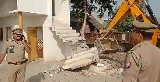 ബലാത്സംഗ കേസിലെ പ്രതികളെ പൊക്കാൻ വീണ്ടും ബുൾഡോസർ; വീടിന്റെ ഒരുഭാ​ഗം ഇടിച്ചുനിരത്തി യുപി പൊലീസ്; പിന്നാലെ അറസ്റ്റ് (വീഡിയോ)