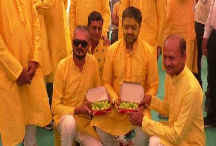 'വിലപിടിപ്പുള്ള സമ്മാനം!'; വിവാഹത്തിന് സുഹൃത്തുക്കൾ വരന് നൽകിയത് പെട്ടി നിറയെ നാരങ്ങ 