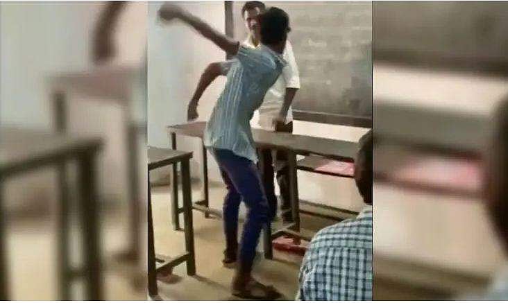 അധ്യാപകന് നേരെ കയ്യേറ്റശ്രമം; തെറിവിളി; മൂന്ന് പ്ലസ്ടു വിദ്യാര്‍ഥികളെ സസ്‌പെന്റ് ചെയ്തു; വീഡിയോ