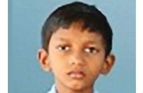 കൈകഴുകാന്‍ പുറത്തിറങ്ങി; എട്ട് വയസ്സുകാരന്‍ എര്‍ത്ത് കമ്പിയോട് ചേര്‍ന്ന് ഷോക്കേറ്റ് മരിച്ചനിലയില്‍ 