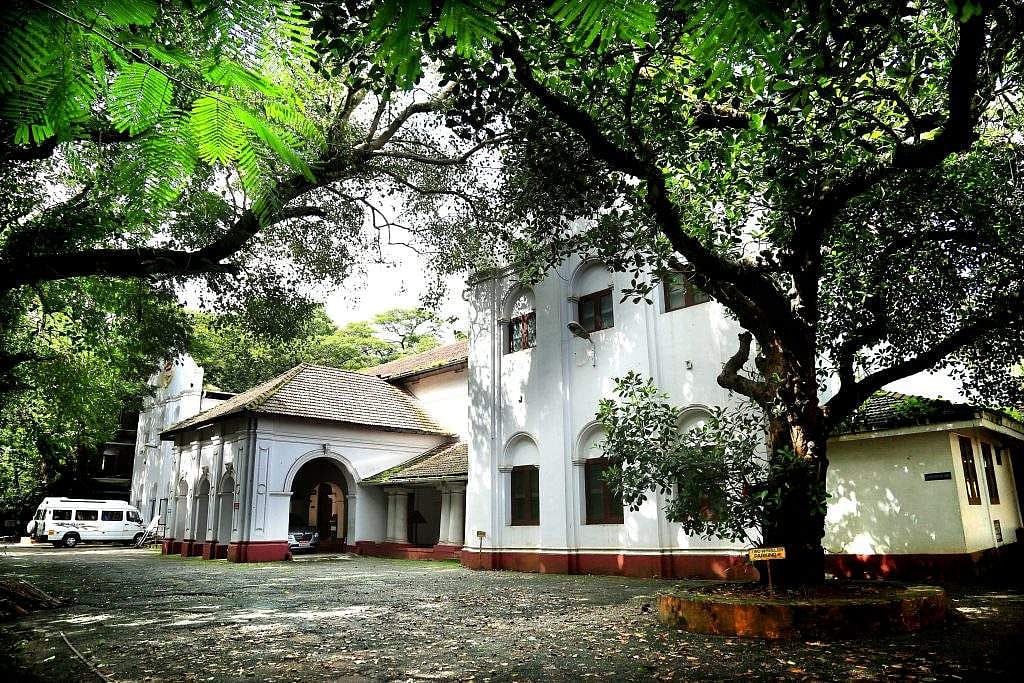 സാഹിത്യ അക്കാദമിയില് അടിച്ചു ഫിറ്റായി അടിപിടി, തെറിവിളി; സുരക്ഷാ ജീവനക്കാരനുനേരെ കയ്യേറ്റം