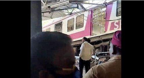 പാളം തെറ്റി ട്രെയിന്‍ പ്ലാറ്റ്‌ഫോമിലേക്ക് ഇടിച്ചുകയറി, വന്‍ അപകടം ഒഴിവായത് തലനാരിഴയ്ക്ക് - വീഡിയോ