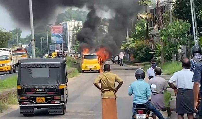 കൊടകരയില്‍ ഓടിക്കൊണ്ടിരുന്ന കാറിനു തീപിടിച്ചു - വിഡിയോ 