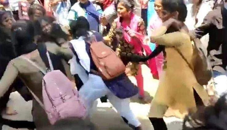 വാക്കുതര്‍ക്കം, കൈയാങ്കളി, പൊരിഞ്ഞ അടി- ബസ് സ്റ്റോപ്പില്‍ കോളജ് വിദ്യാര്‍ത്ഥിനികളുടെ കൂട്ടത്തല്ല് (വീഡിയോ)