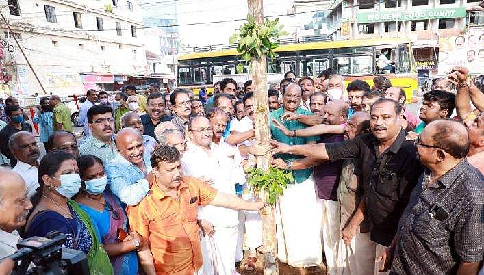 തൃശൂര്‍ പൂരത്തിരക്കിലേക്ക്; തിരുവമ്പാടിയുടെ പന്തലിനു കാല്‍നാട്ടി
