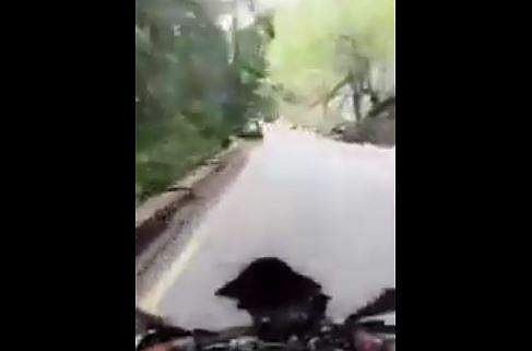 ഉരുണ്ടെത്തിയ കൂറ്റന്‍ പാറയില്‍ തട്ടി ബൈക്കും യാത്രക്കാരനും ചുരത്തിന് താഴേക്ക്, ദൃശ്യങ്ങള്‍