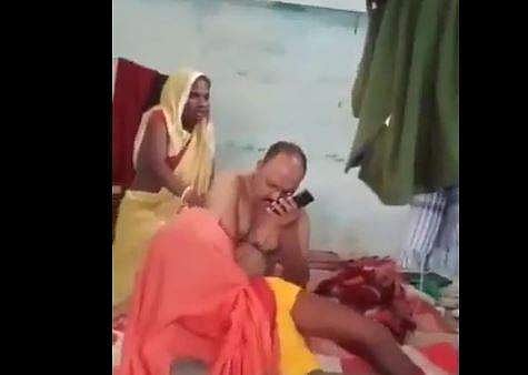 സ്റ്റേഷനില്‍ പൊലീസ് ഉദ്യോഗസ്ഥന് സ്ത്രീയുടെ മസാജ്, സസ്‌പെന്‍ഷന്‍- വീഡിയോ 
