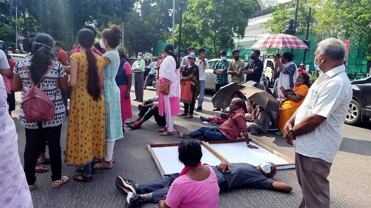 പള്ളി കത്തീഡ്രൽ ആക്കുന്നതിനെതിരെ പ്രതിഷേധം, ജെസിബി തടയാൻ ശ്രമിച്ച് വിശ്വാസികൾ; ബിഷപ്പിനെ കൂവിവിളിച്ചു- വീഡിയോ 