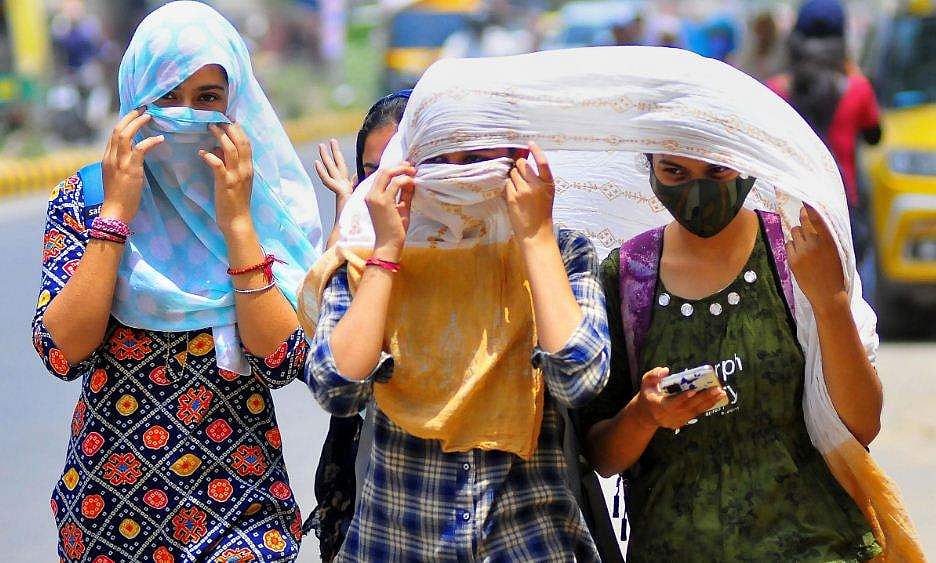 വിയർത്തൊലിച്ച് കേരളവും, എട്ട് ജില്ലകളിൽ താപനില 35 ഡി​ഗ്രിക്ക് മുകളിൽ; ഭീഷണിയാവുന്നത് അന്തരീക്ഷ ആർദ്രത