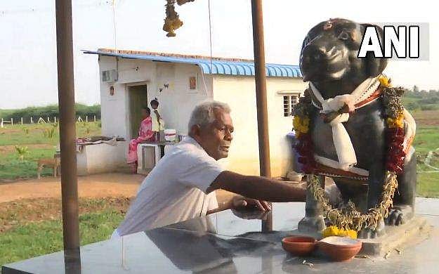 മാർബിളിൽ തീർത്ത പ്രതിമ, ദിവസവും വഴിപാടുകൾ; വളർത്തുനായയുടെ ഓർമയ്ക്കായി ക്ഷേത്രം പണിത് 82കാരൻ 
