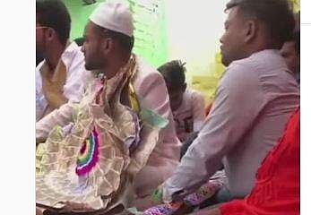 ഇങ്ങനെയൊക്കേ ചെയ്യാമോ!; വരന്റെ മാലയില്‍ നിന്ന് നോട്ടുകള്‍ കവരുന്ന കൂട്ടുകാരന്‍ - വീഡിയോ 