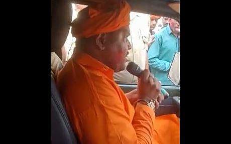 "മുസ്ലീം സ്ത്രീകളെ തട്ടിക്കൊണ്ടുപോയി പരസ്യമായി ബലാത്സംഗം ചെയ്യും"; മെെക്കിലൂടെ ഭീഷണി മുഴക്കി സന്യാസി, വിഡിയോ 
