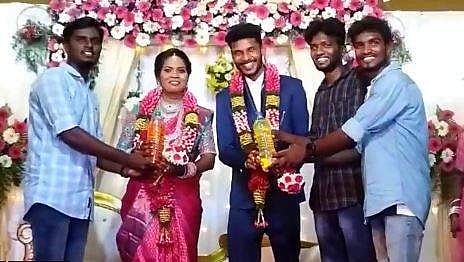 'വില കൂടുന്ന' സമ്മാനം! ​നവ ദമ്പതികൾക്ക് ​ഗിഫ്റ്റ് പെട്രോളും ഡീസലും (വീഡിയോ) 