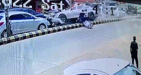 ബിഎംഡബ്ല്യൂ കാര്‍ ഡിവൈഡര്‍ മറികടന്ന് എതിര്‍ദിശയില്‍ വന്ന സ്‌കൂട്ടര്‍ യാത്രക്കാരിയെ ഇടിച്ചുതെറിപ്പിച്ചു- നടുക്കുന്ന വീഡിയോ  