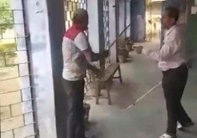 പണിയെടുത്തില്ല; പ്യൂണിനെ തല്ലി പ്രിൻസിപ്പൽ! പിന്നെ അടിയോടടി