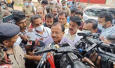 പിസി ജോര്‍ജ് ആരെയും കൊന്നിട്ടില്ല; എആര്‍ ക്യാംപിലെത്തിയ കേന്ദ്രമന്ത്രിയെ പൊലീസ് തടഞ്ഞു; പൊട്ടിത്തെറിച്ച് വി മുരളീധരന്‍