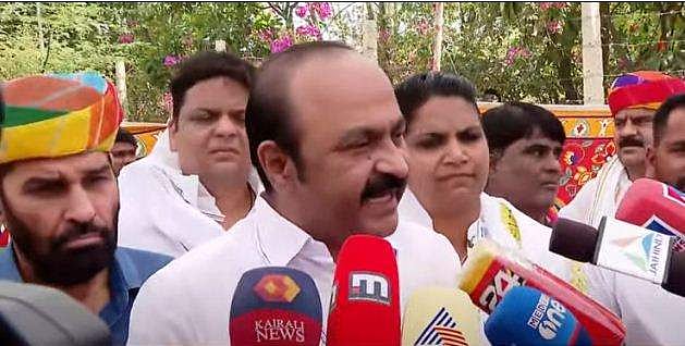 പിണറായി കുലംകുത്തികളെ സ്വീകരിക്കുന്ന തിരക്കില്‍; കെ വി തോമസിനെ സന്തോഷത്തോടെ യാത്രയാക്കുന്നു: വി ഡി സതീശന്‍
