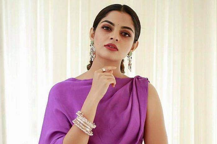 'കോഴിക്കില്ലാത്ത പരി​ഗണന പശുവിന് ആവശ്യമില്ല, ഞാൻ എല്ലാത്തിനേയും കഴിക്കും'; നിഖില വിമൽ; വിഡിയോ വൈറൽ