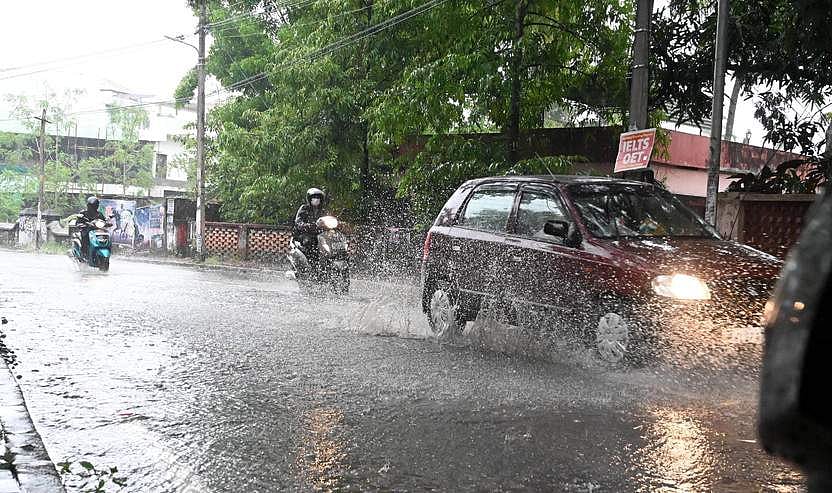 കാലവര്‍ഷം ആന്‍ഡമാന്‍ തീരത്ത്: ആറ് ജില്ലകളില്‍ ഓറഞ്ച് അലര്‍ട്ട്; മലയോര മേഖലയില്‍ കനത്ത ജാഗ്രത, തിരുവനന്തപുത്ത് ടൂറിസം കേന്ദ്രങ്ങള്‍ അടച്ചു