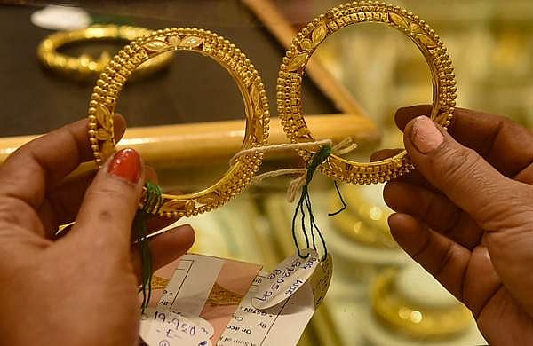 ക്യാപ്‌സൂളിനുള്ളിലും വയറിനുള്ളിലും 5 കിലോ സ്വര്‍ണം; കരിപ്പൂരില്‍ 6 പേര്‍ പിടിയില്‍
