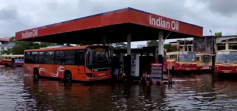 കനത്ത മഴ: കൊച്ചിയില്‍ വെള്ളക്കെട്ട്, കെഎസ്ആര്‍ടിസി സ്റ്റാന്‍ഡില്‍ വെള്ളം കയറി (വീഡിയോ)