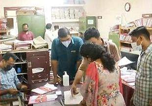 കള്ളുഷാപ്പ് ലൈസന്‍സ് പുതുക്കാന്‍ കോഴ; പാലക്കാട് എക്‌സൈസ് ഡിവിഷന്‍ ഓഫീസില്‍ നിന്നും 10.6 ലക്ഷം രൂപ കണ്ടെടുത്തു