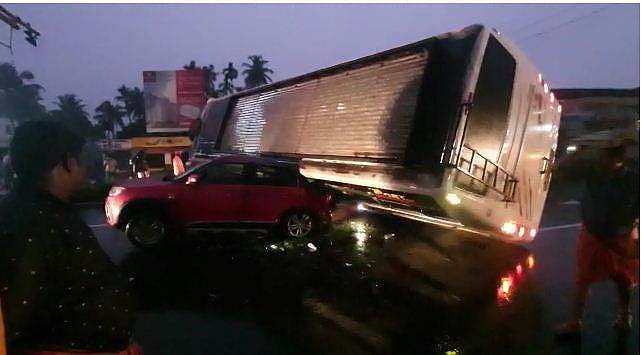തൃശൂരില്‍ അപകടം; ടൂറിസ്റ്റ് ബസ് കാറിനു മുകളിലേക്കു മറിഞ്ഞു
