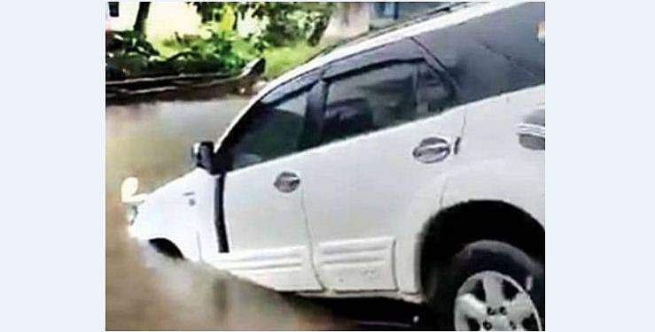 ഗൂഗിള്‍ മാപ്പ് നോക്കി പോയത് 'തോട്ടിലേക്ക്', നാട്ടുകാരുടെ ഇടപെടല്‍ തുണയായി; ലോറിയില്‍ കെട്ടിവലിച്ച് കരയ്‌ക്കെത്തിച്ചു