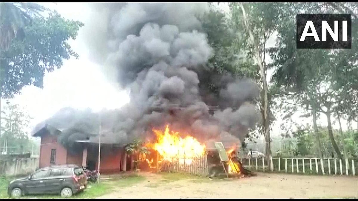 'വിട്ടയക്കണമെങ്കില്‍ പതിനായിരം രൂപയും താറാവും വേണം'; കസ്റ്റഡിയിലെടുത്തയാള്‍ മരിച്ചു, പൊലീസ് സ്റ്റേഷന്‍ കത്തിച്ച് ജനങ്ങള്‍ (വീഡിയോ)