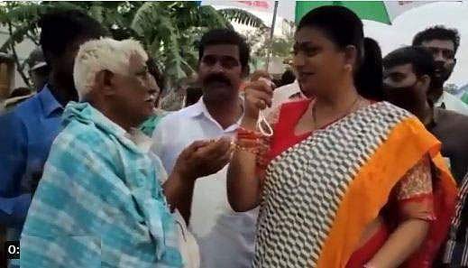 ''എനിക്കു കല്യാണം കഴിക്കണം, സഹായിക്കാമോ?' അറുപത്തിയെട്ടുകാരന്‍ മന്ത്രി റോജയോട്, വൈറല്‍ 