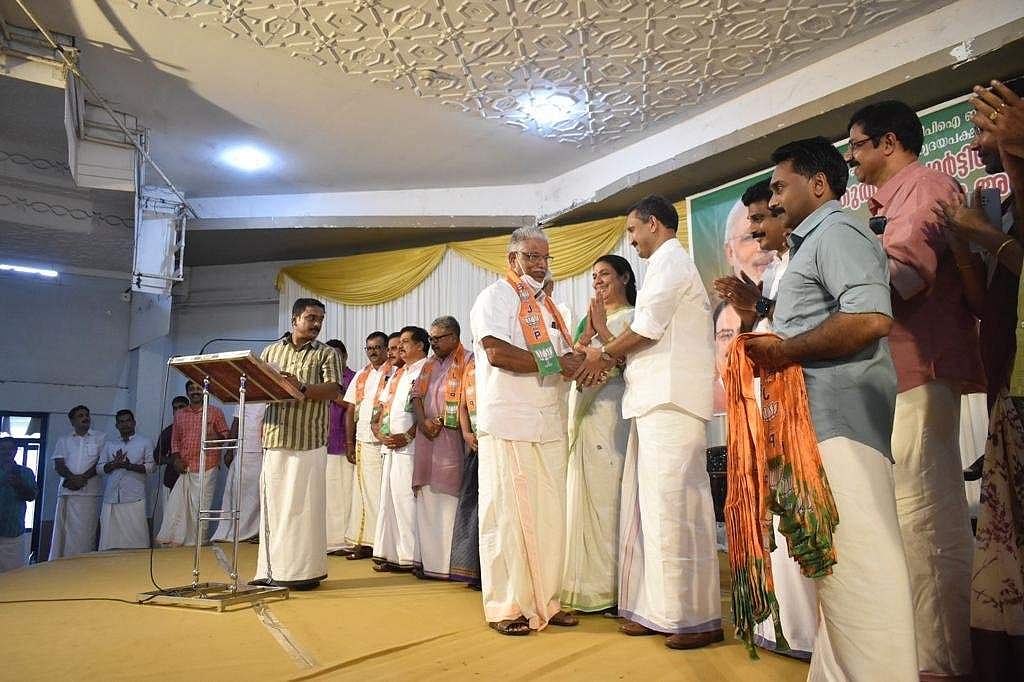 തൃശൂരില്‍ കോണ്‍ഗ്രസ് നേതാക്കള്‍ കൂട്ടത്തോടെ ബിജെപിയില്‍ ചേര്‍ന്നു