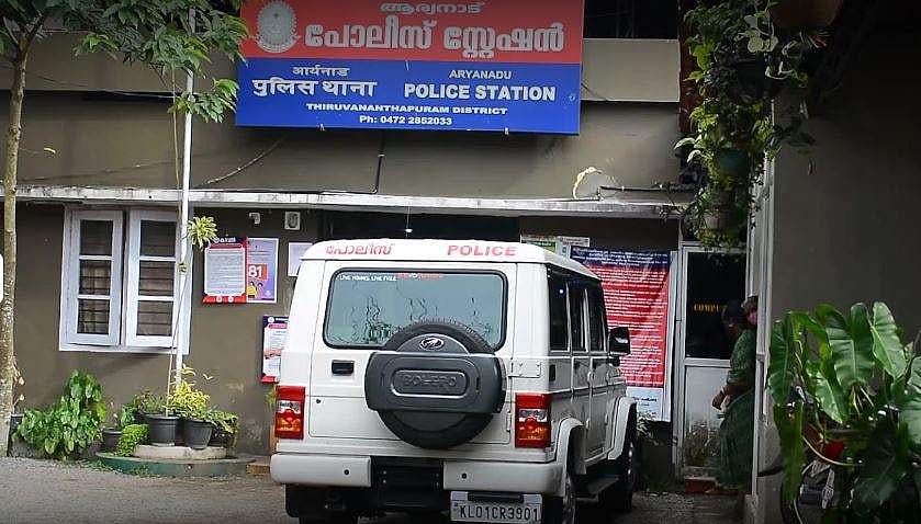 ഭാര്യയെ കാണാനില്ലെന്ന് പരാതി; പൊലീസ് സ്റ്റേഷന് മുന്നില്‍ തീകൊളുത്തിയ യുവാവ് മരിച്ചു