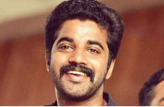 'പിടികിട്ടാപ്പുള്ളിയായ എസ്എഫ്‌ഐ സംസ്ഥാന സെക്രട്ടറിയെ പിടിക്കണം'; ഡിജിപിക്ക് പരാതിയുമായി യൂത്ത് കോണ്‍ഗ്രസ്