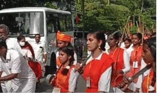 വാളുമായി പെണ്‍കുട്ടികളുടെ പ്രകടനം; ദുര്‍ഗാ വാഹിനിക്ക് എതിരെ കേസ്