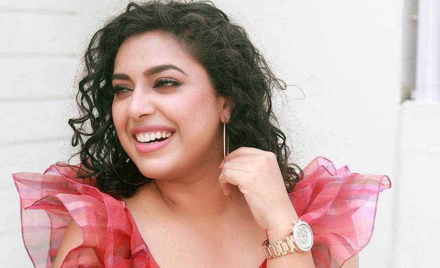 'എന്നെപ്പോലുള്ള തടിച്ചികളെയും തടിയന്മാരെയും കെട്ടിപ്പിടിക്കണം, അഴകിനെ അളക്കുന്ന സ്കെയിൽ ഇത്ര ചെറുതാണോ?'