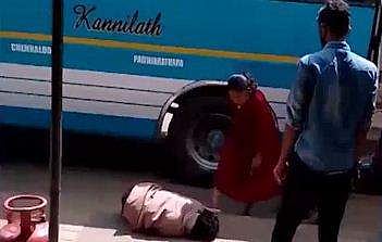 ബസ് യാത്രയ്ക്കിടെ തുടര്‍ച്ചയായി ശല്യം ചെയ്തു; ഇടിച്ചിട്ട് യാത്രക്കാരി