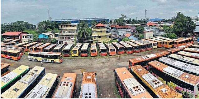 മൈലേജ് ഇല്ലെങ്കിൽ ഇങ്ങനെ തുരുമ്പെടുത്ത് നശിപ്പിക്കണോ; വിറ്റു കൂടെ? കെഎസ്ആർടിസിയെ രൂക്ഷമായി വിമർശിച്ച് ഹൈക്കോടതി