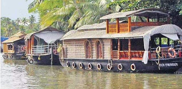 ഫോട്ടോയെടുക്കുന്നതിനിടെ കാല്‍ വഴുതി; ആലപ്പുഴയില്‍ യുവാവ് ഹൗസ് ബോട്ടില്‍ നിന്ന് കായലില്‍ വീണു മരിച്ചു