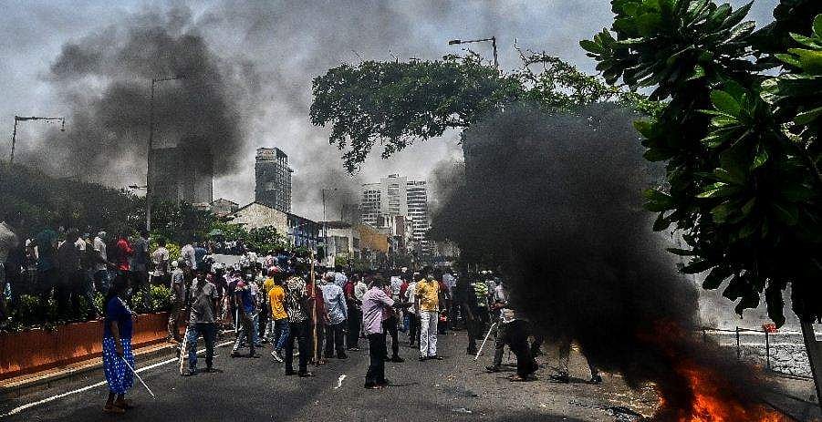 രാജിവച്ച പ്രധാനമന്ത്രി രജപക്‌സെയുടെ വീടിന് തീയിട്ടു; കലാപം വ്യാപിക്കുന്നു, ശ്രീലങ്കയില്‍ അഞ്ചുപേര്‍ കൊല്ലപ്പെട്ടു